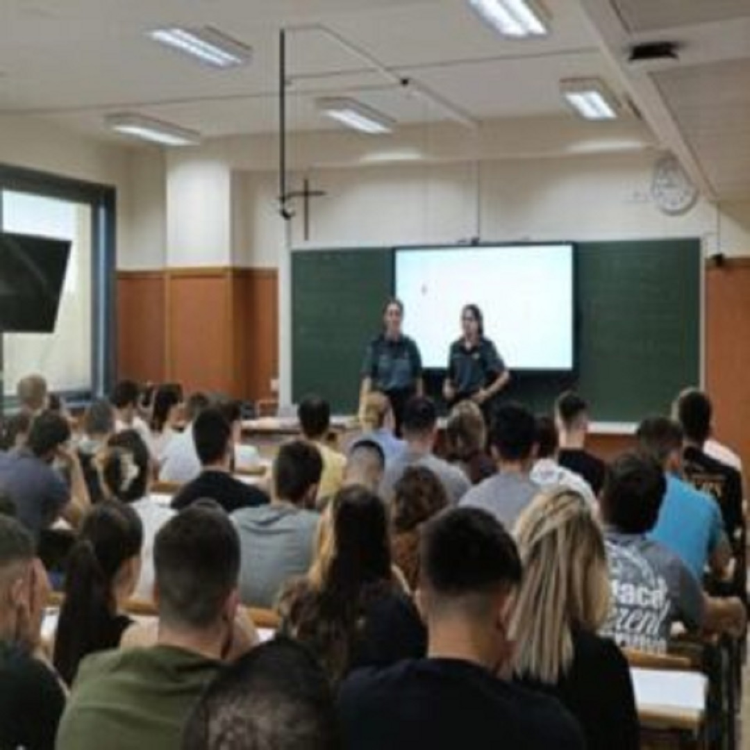 Academia Centro en Alicante, formación para oposiciones de Policía Nacional y Guardia Civil, acceso físico y temario para preparación